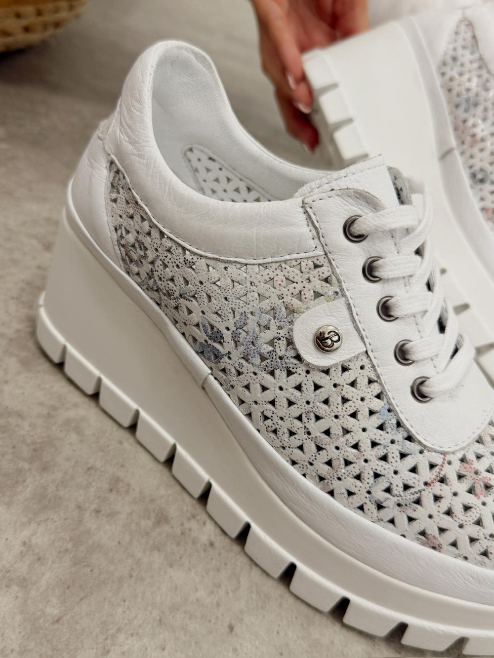 Kožne patike G458 - ATO SHOES - na platformu - rupičaste - BELA