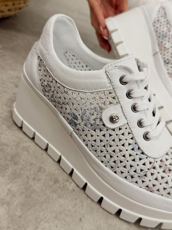 Kožne patike G458 - ATO SHOES - na platformu - rupičaste - BELA
