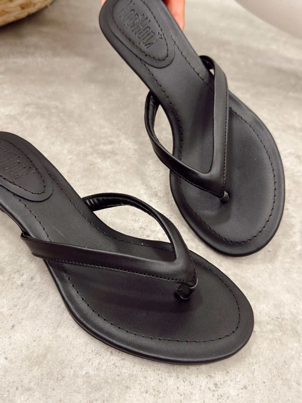 Ženske papuče - japanke G515 - na tanku štiklu - CRNA