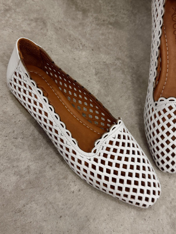 Kožne cipele - baletanke G464 - ATO SHOES - rupičaste - BELA