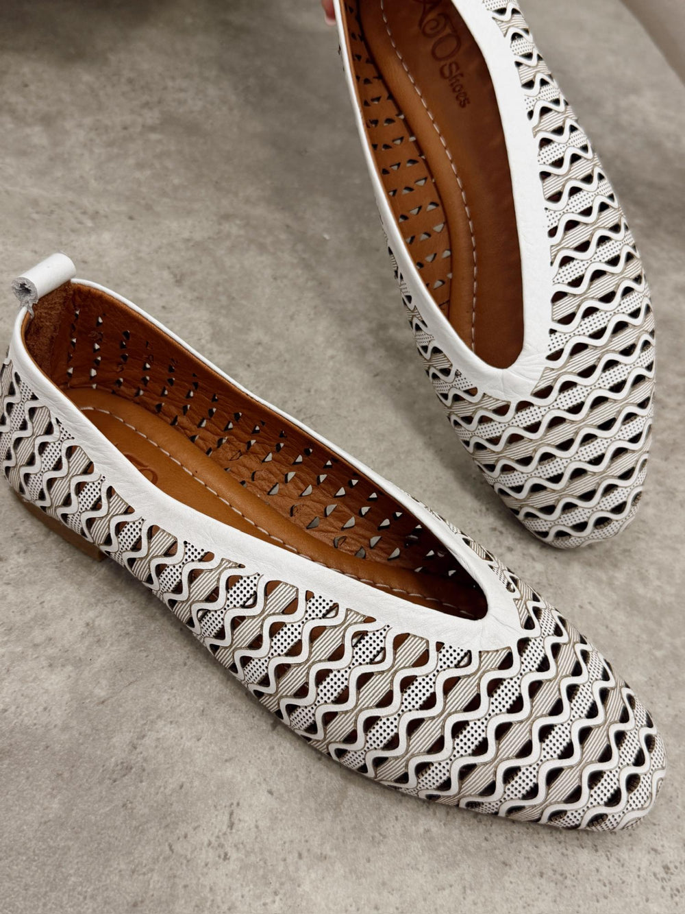 Kožne cipele - baletanke G465 - ATO SHOES - rupičaste - BELA