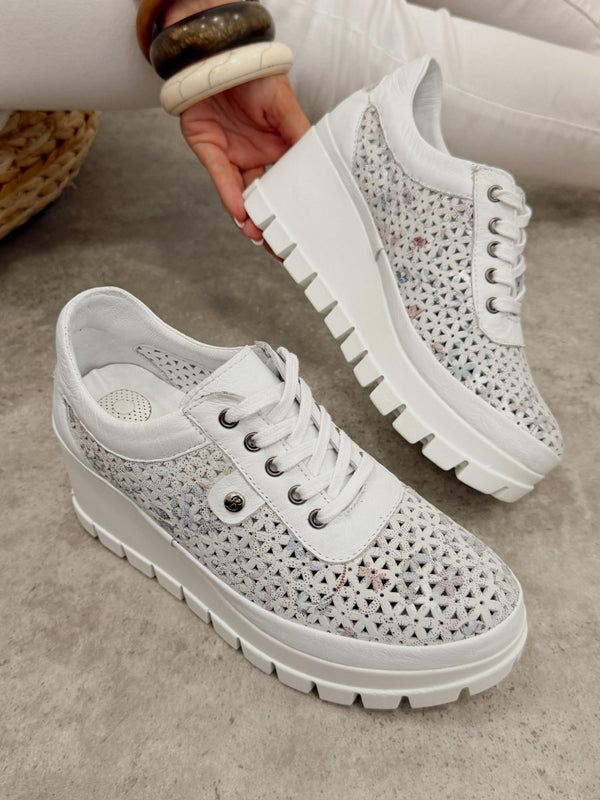 Kožne patike G458 - ATO SHOES - na platformu - rupičaste - BELA