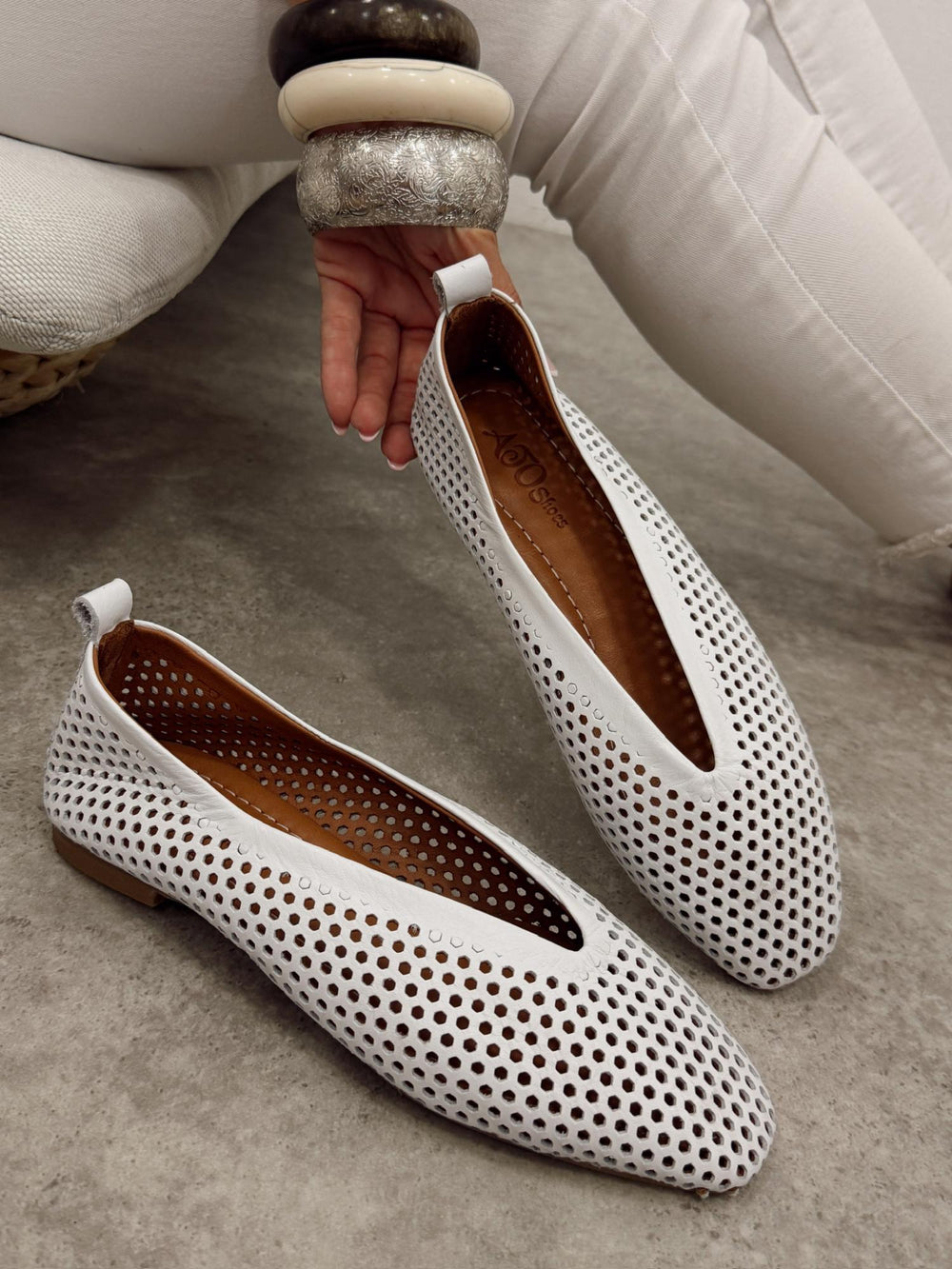 Kožne cipele - baletanke G466 - ATO SHOES - rupičaste - BELA