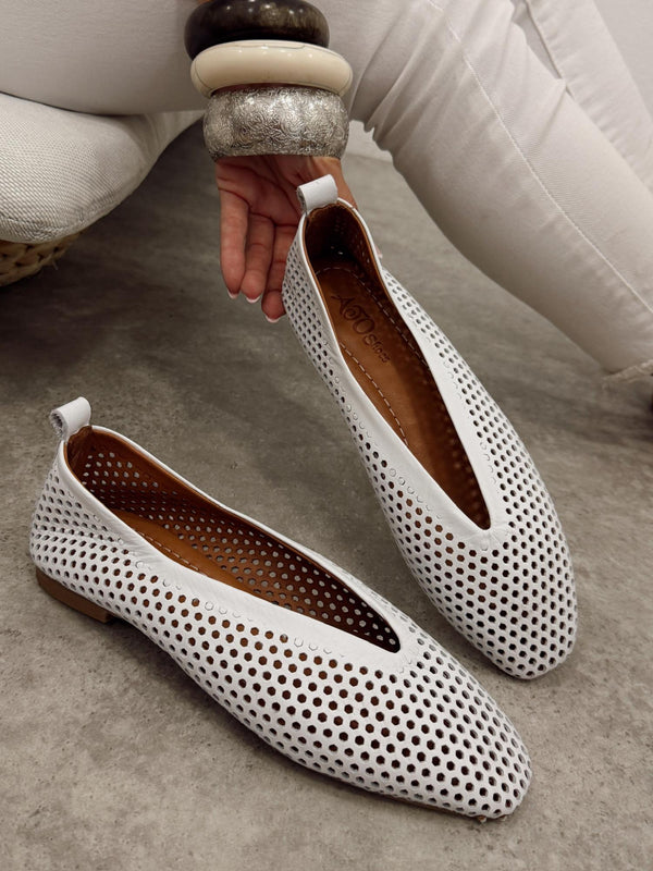 Kožne cipele - baletanke G466 - ATO SHOES - rupičaste - BELA