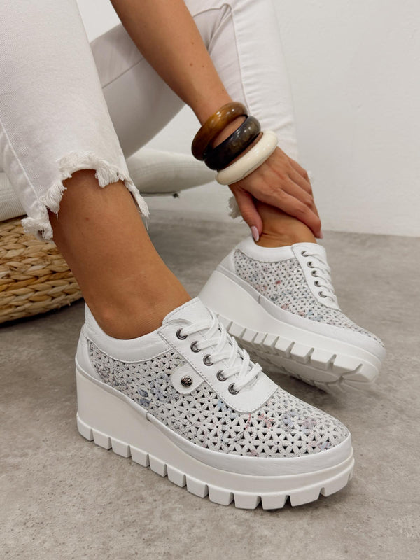 Kožne patike G458 - ATO SHOES - na platformu - rupičaste - BELA