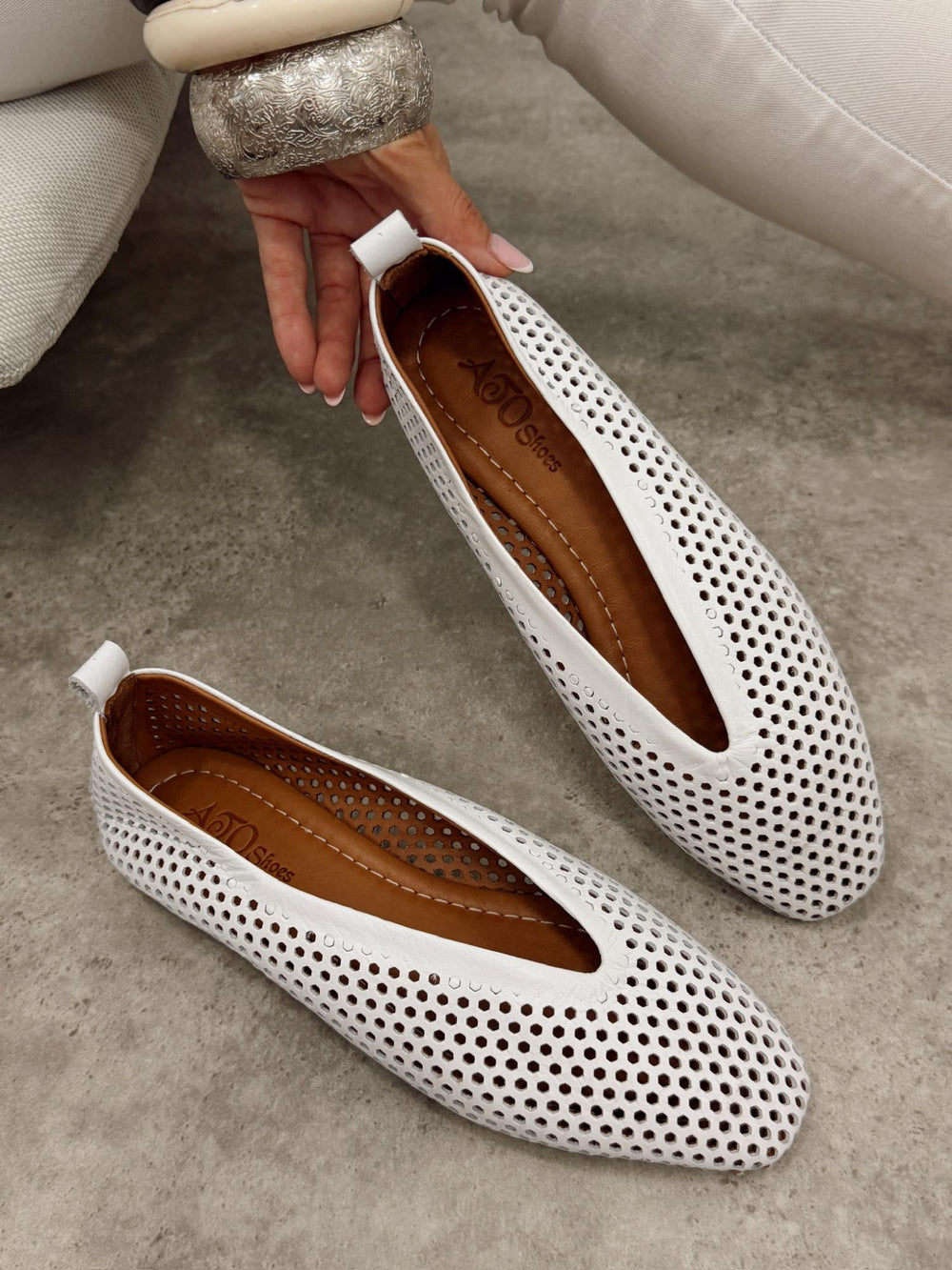 Kožne cipele - baletanke G466 - ATO SHOES - rupičaste - BELA