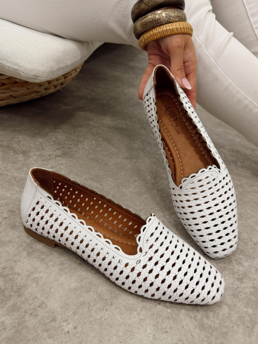 Kožne cipele - bačetanke G463 - ATO SHOES - rupičaste - BELA