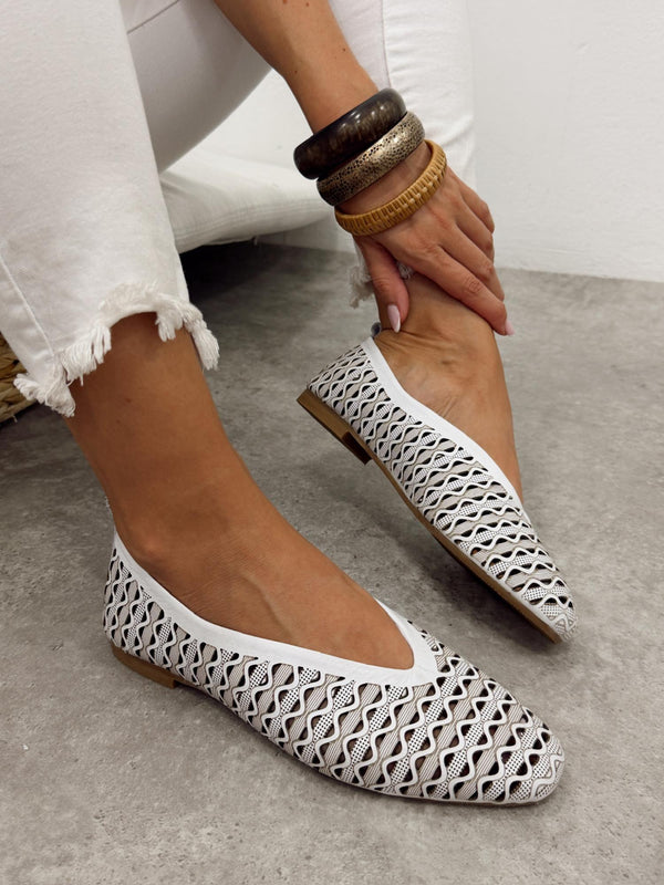 Kožne cipele - baletanke G465 - ATO SHOES - rupičaste - BELA
