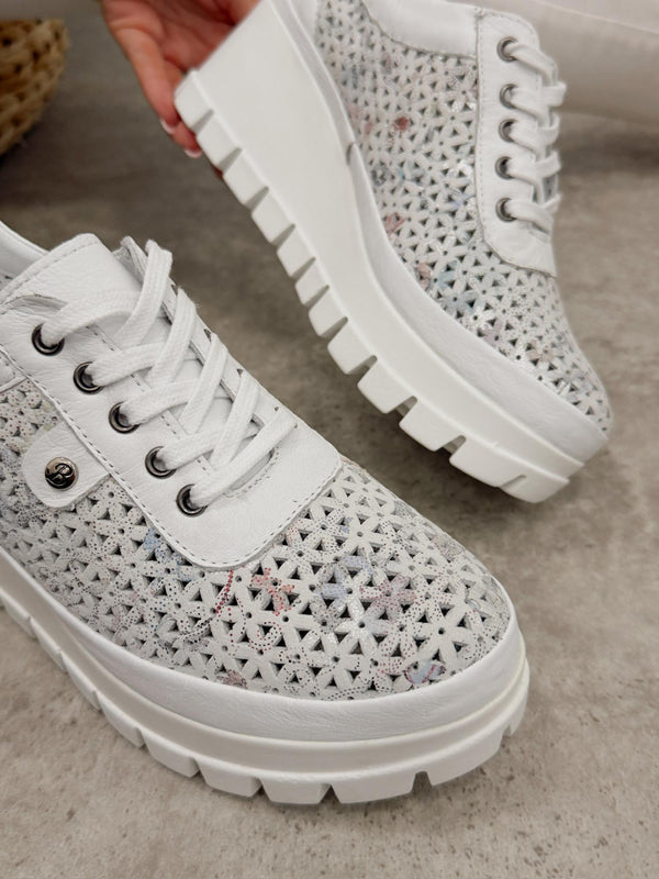 Kožne patike G458 - ATO SHOES - na platformu - rupičaste - BELA