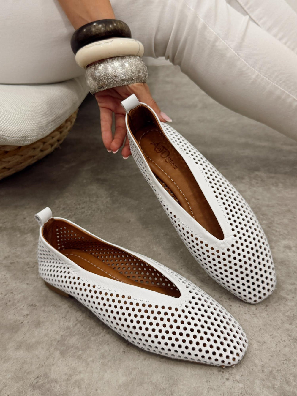 Kožne cipele - baletanke G466 - ATO SHOES - rupičaste - BELA