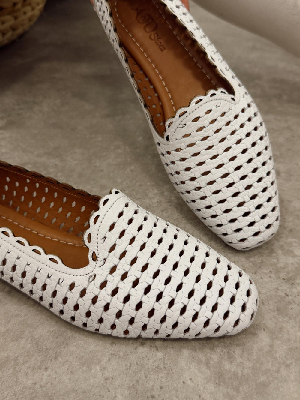 Kožne cipele - bačetanke G463 - ATO SHOES - rupičaste - BELA