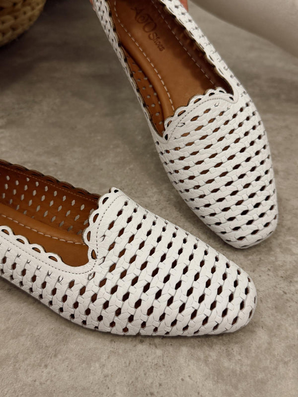Kožne cipele - bačetanke G463 - ATO SHOES - rupičaste - BELA