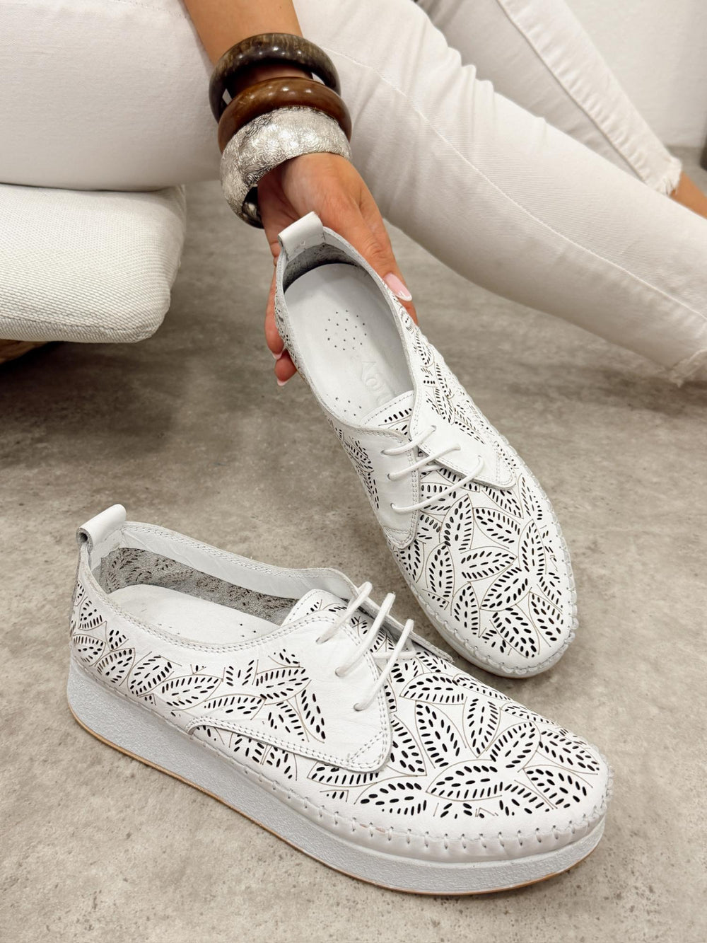 Kožne patike G449 - ATO SHOES - rupičaste - BELA