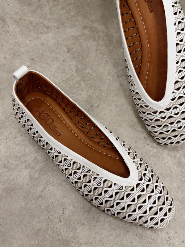 Kožne cipele - baletanke G465 - ATO SHOES - rupičaste - BELA