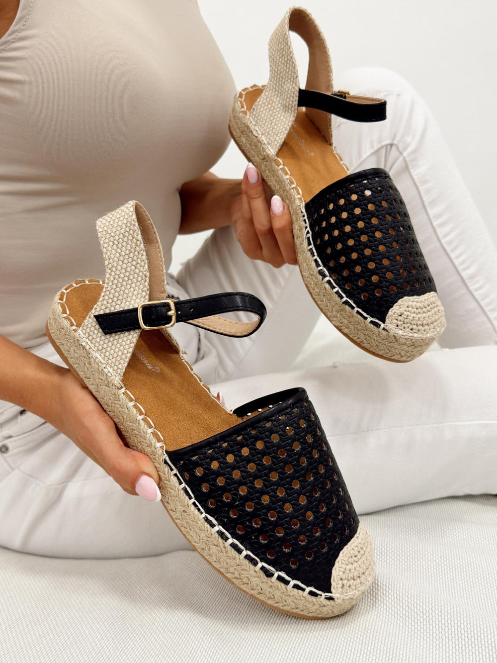 Ženske sandale - espadrile G308 - rupičaste - CRNA