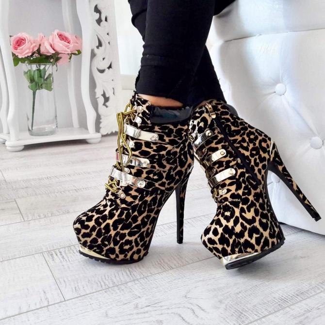LEOPARD POLUČIZME OD VELURA NA PLATFORMU SA ZLATNIM DETALJIMA