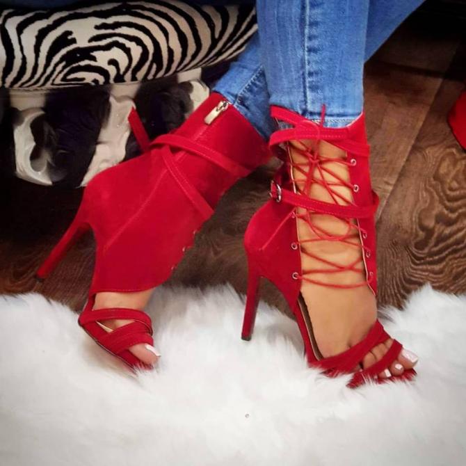 CRVENE SANDALE NA PERTLANJE