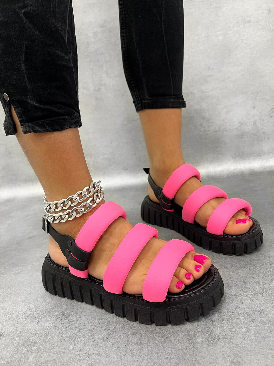 Ženske sandale D983 - SA KAIŠEVIMA - CRNA - NEON - PINK