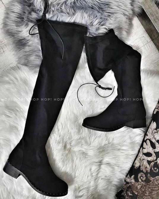 DUBOKE RAVNE ČIZME SA UČKUROM - CRNE