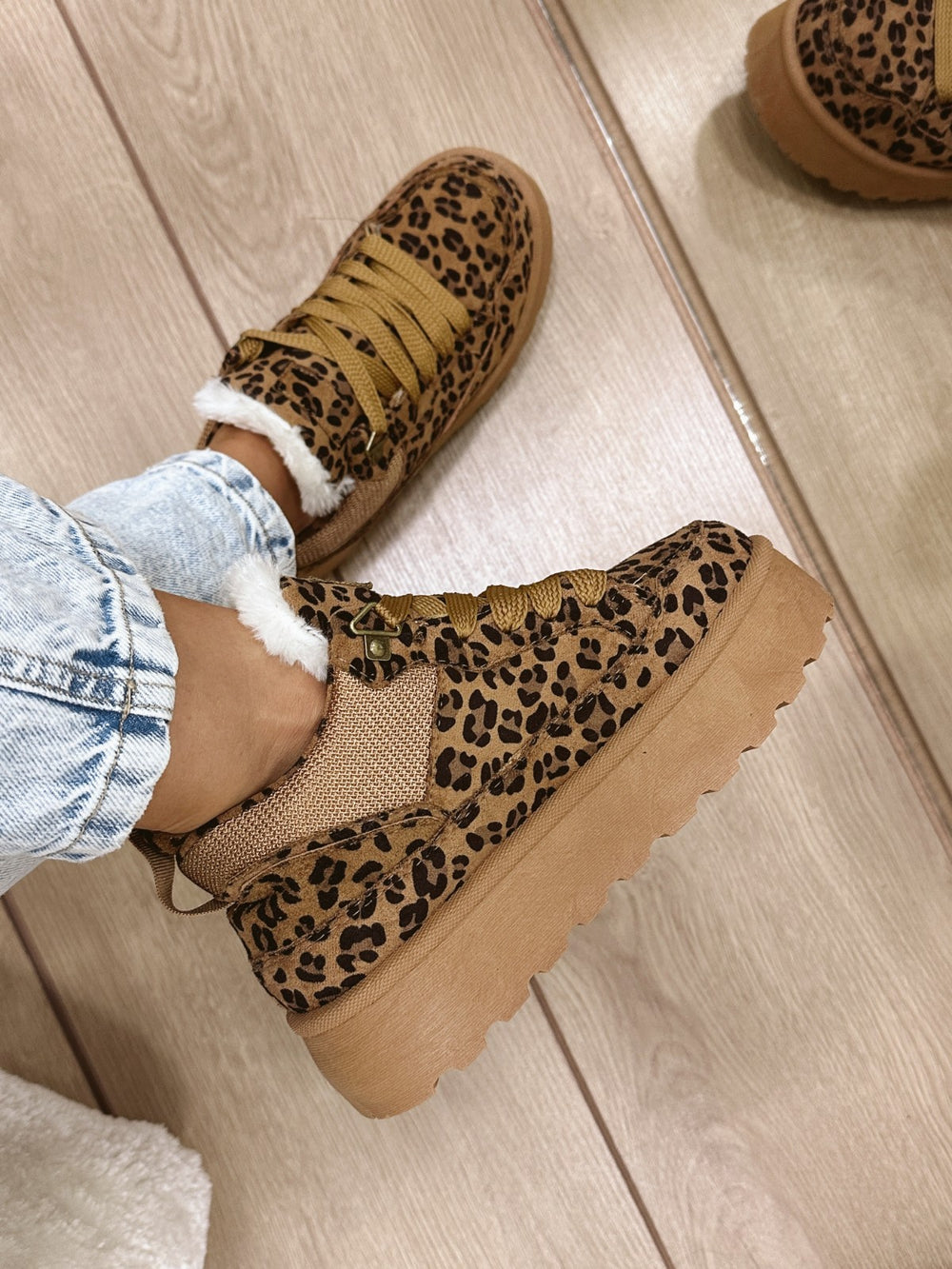 Ženske patike E561 - NA PERTLANJE - LEOPARD