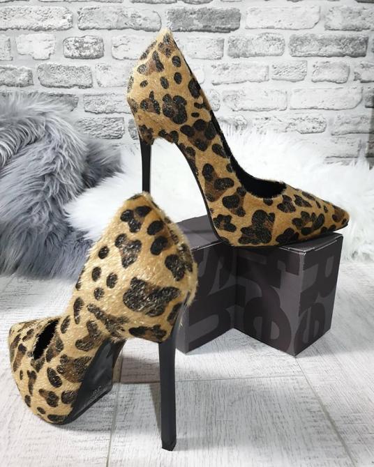 LEOPARD SALONKE NA TANKU ŠTIKLU