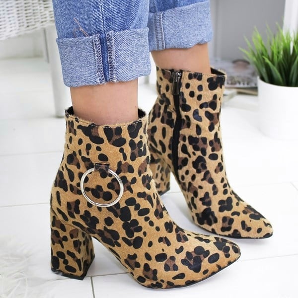 ** LEOPARD POLUČIZME NA DEBLJU ŠTIKLU