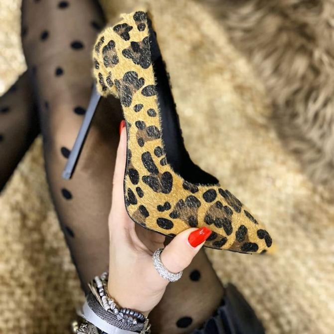 LEOPARD SALONKE NA TANKU ŠTIKLU