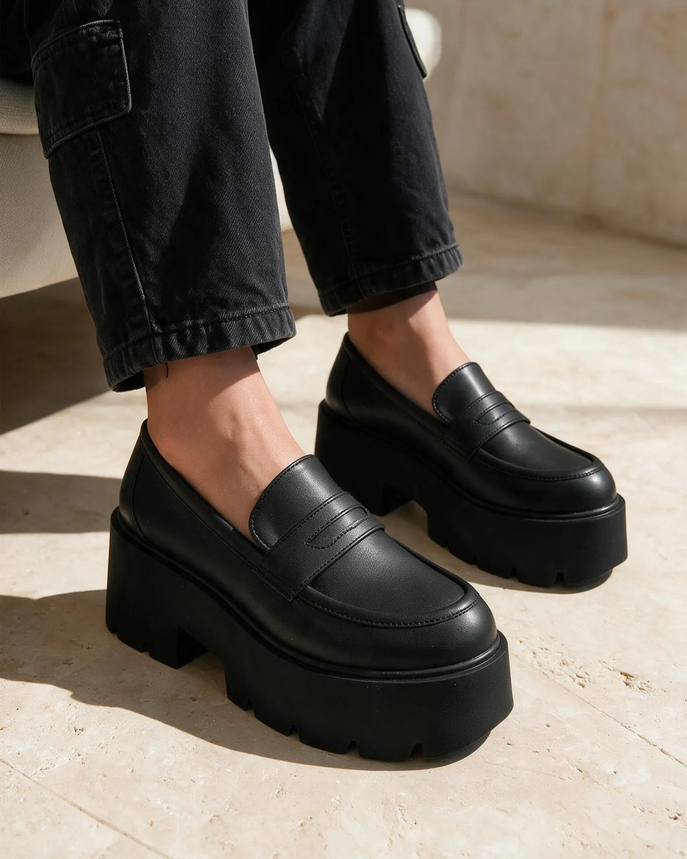Ženske cipele na platformu G581 - CRNA